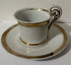 Starožitný šálek se zlacením mezi lety 1830 až 1890