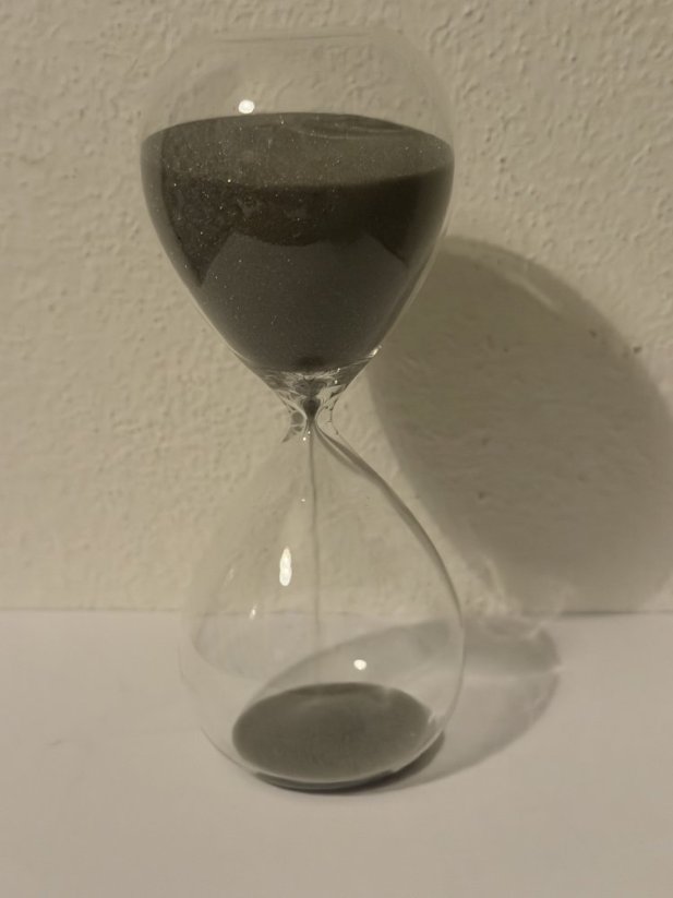 Skleněné přesýpací hodiny se stojánkem šedé