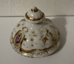 Porcelánové víčko na cukřenku asi Dalovice