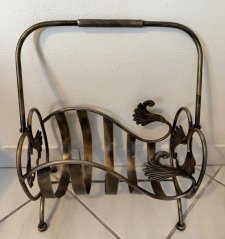 Kovový stojan na noviny Křídla