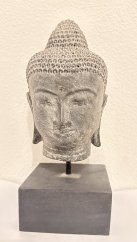 Hlava Buddha šedá S