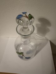 Skleněná karafa se švestkami