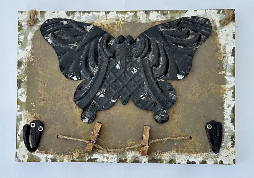 Dřevěný věšák Motýl s kolíčky