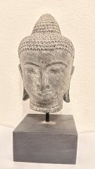 Hlava Buddha šedá S poškozeno