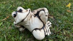Keramická žába Pohoda ležící natural