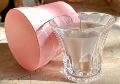 Sójová  luxusní svíčka v dárkové krabičce  La vie est Bellee  inspirovaná ikonickou vůní