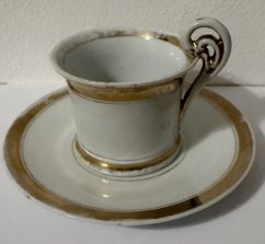 Starožitný šálek se zlacením mezi lety 1830 až 1890