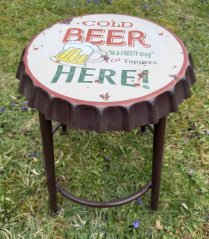 Kovový taburet Víčko od piva Cold beer here!