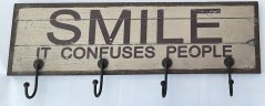 Velký dřevěný věšák Smile it Confuses People