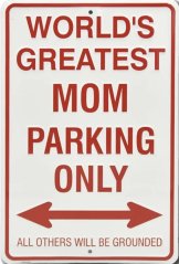 Plechová cedule World's greatest mom parking only