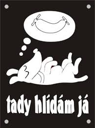 Smaltovaná cedulka tady hlídám já černá