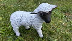 Keramická ovečka stojící