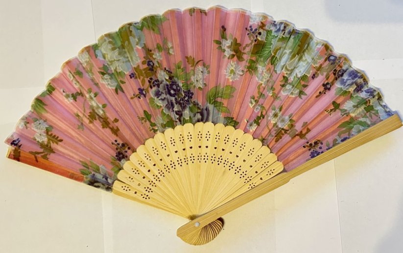 Dřevěný vějíř s látkou růžový s fialovými kvítky