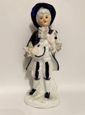 Porcelánová  soška Chlapec s kytarou