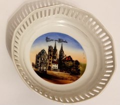 Porcelánový prolamovaný talířek k pověšení