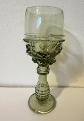 Historické sklo - Číše s pupeny na červené víno