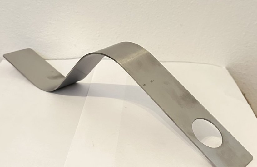 Kovový designový  stojan na láhev Vlna