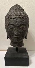 Hlava Buddha šedá M poškozeno