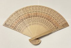 Dřevěný vyřezávaný vějíř dárek zdarma