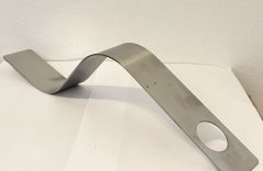 Kovový designový  stojan na láhev Vlna