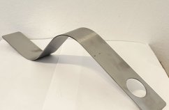 Kovový designový  stojan na láhev Vlna
