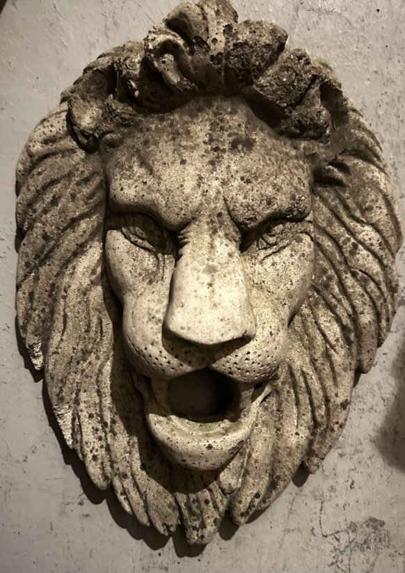 Hlava lva písková - chrlič poškozeno