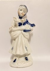 Porcelánová  soška Dívka s harfou