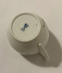 Starožitný porcelánový šálek Míšeň Růže