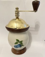 Porcelánový mlýnek Ovoce Švestky baňák