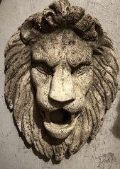 Hlava lva písková - chrlič poškozeno
