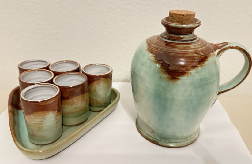 Keramická, likérová souprava Láhev a 6 panáčků s podtáckem Zelenec