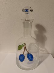 Skleněná karafa se švestkami