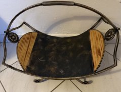 Kovový stojan na dřevo Květina