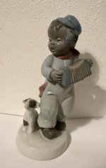 Porcelánová soška Chlapec s harmonikou a pejskem Dux